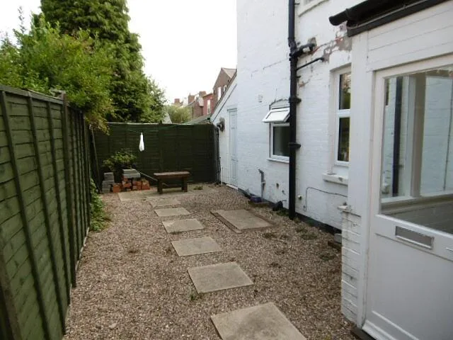 1 bedroom house share for rent