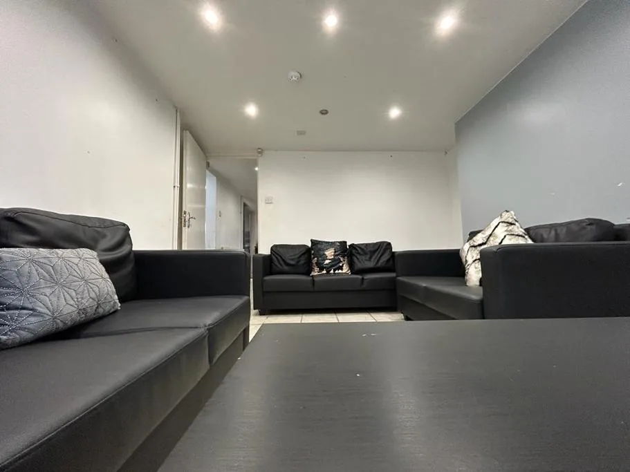 1 bedroom house share for rent