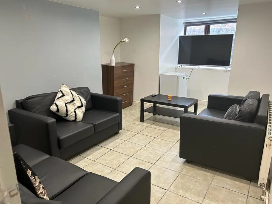 1 bedroom house share for rent