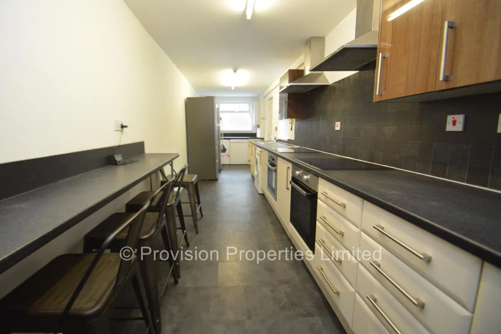 5 bedroom end of terrace house for rent