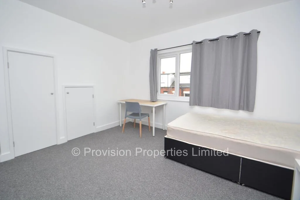 5 bedroom end of terrace house for rent