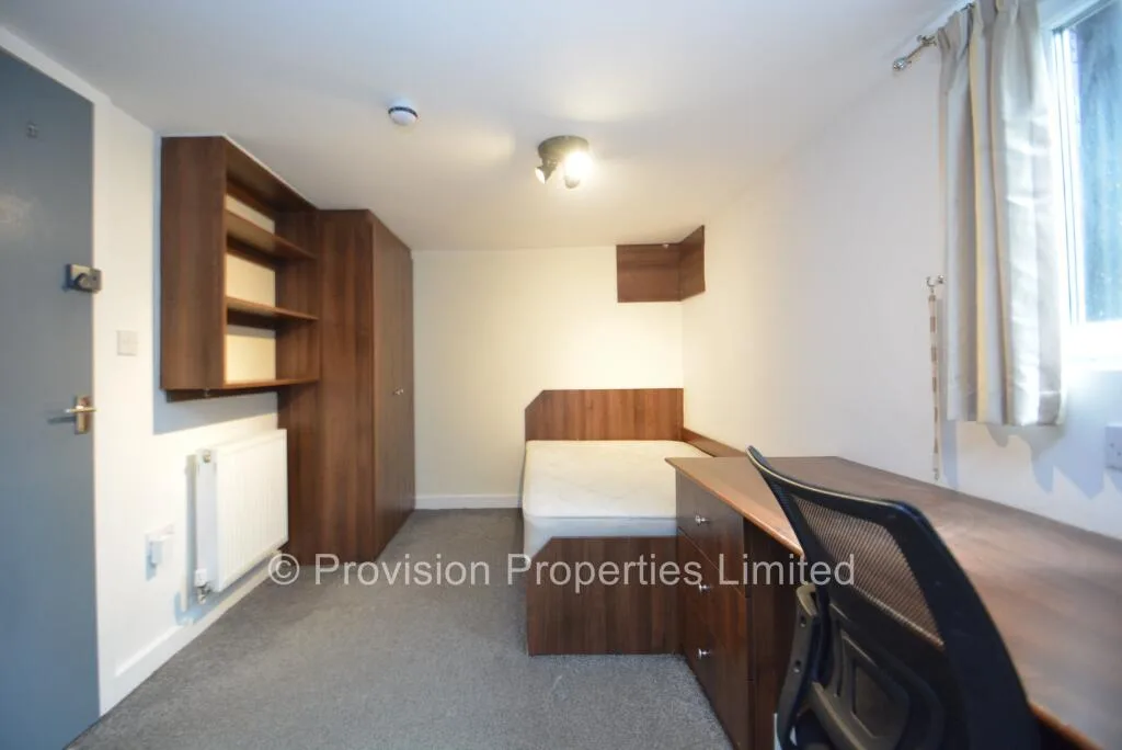 5 bedroom end of terrace house for rent