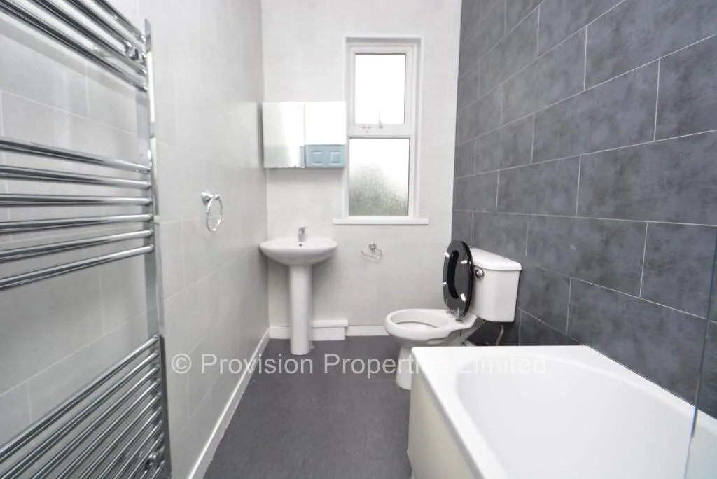 5 bedroom end of terrace house for rent