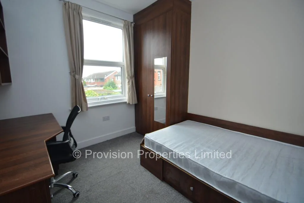 5 bedroom end of terrace house for rent
