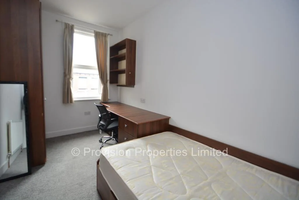 5 bedroom end of terrace house for rent