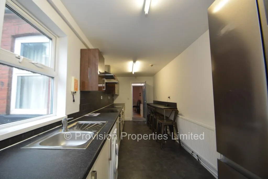5 bedroom end of terrace house for rent