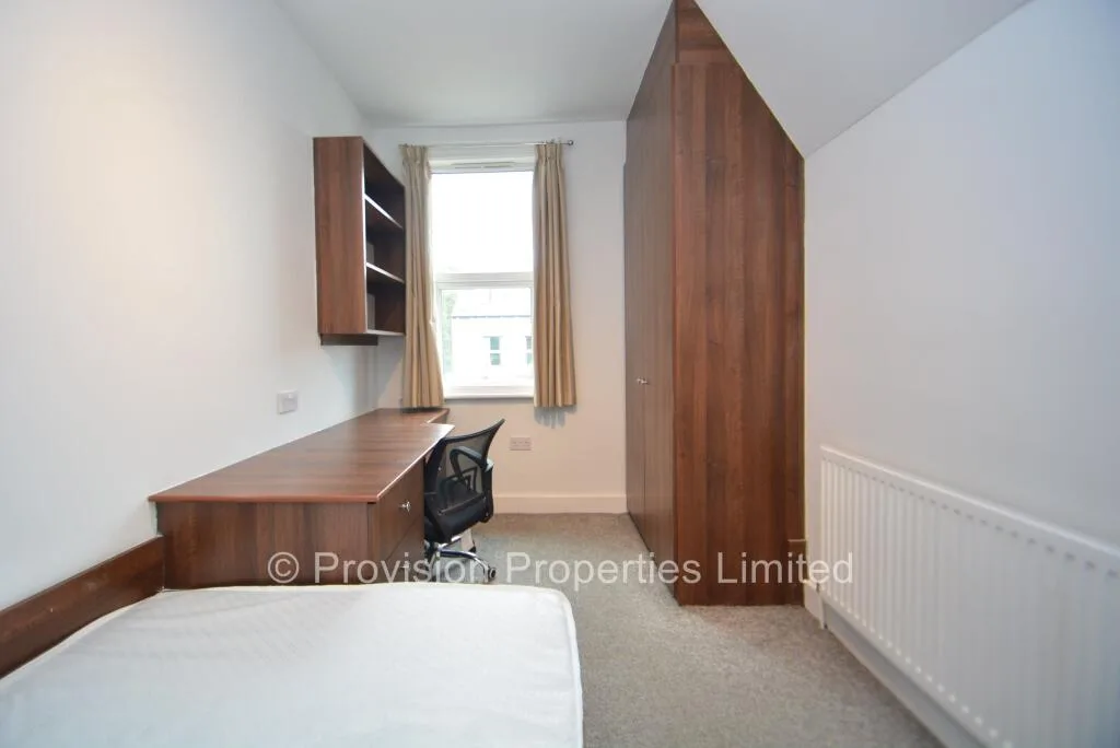 5 bedroom end of terrace house for rent