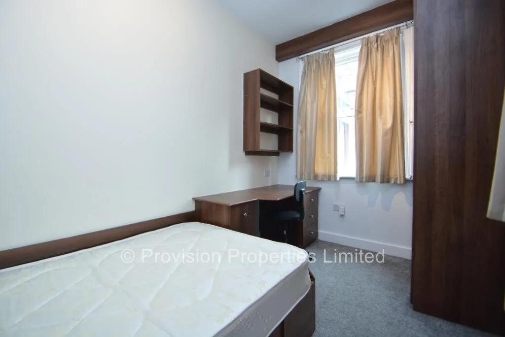5 bedroom end of terrace house for rent