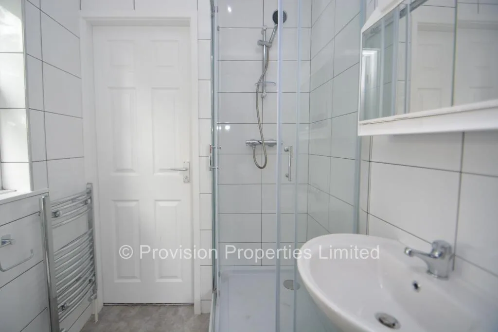 5 bedroom end of terrace house for rent