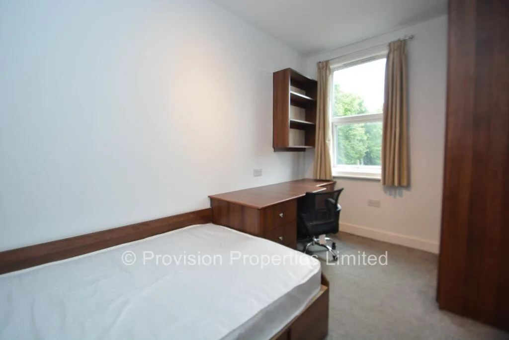 5 bedroom end of terrace house for rent