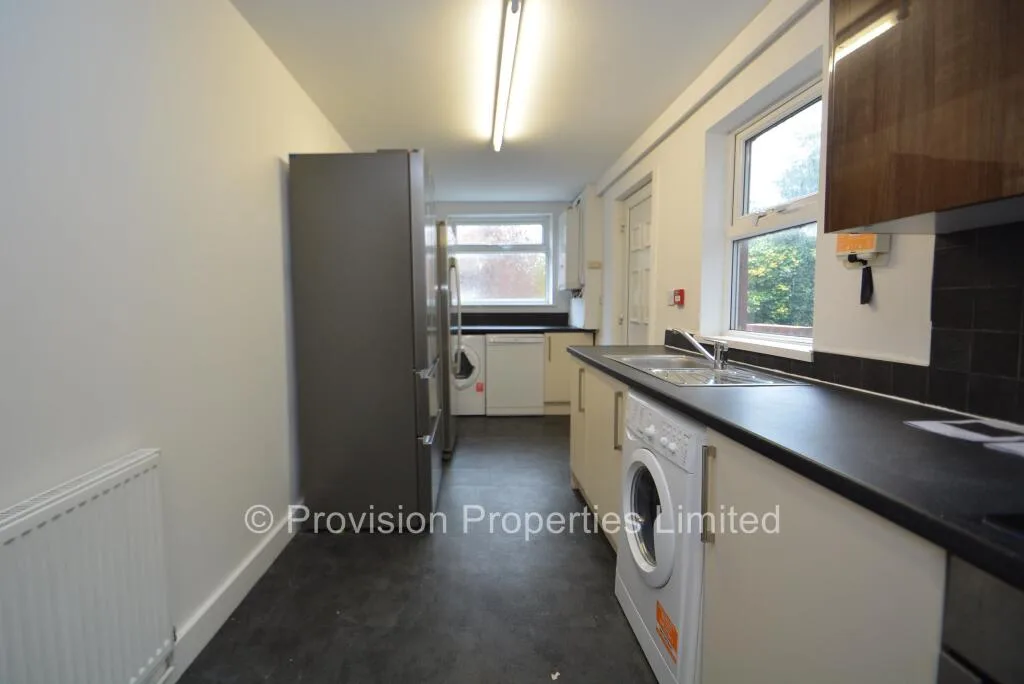 5 bedroom end of terrace house for rent