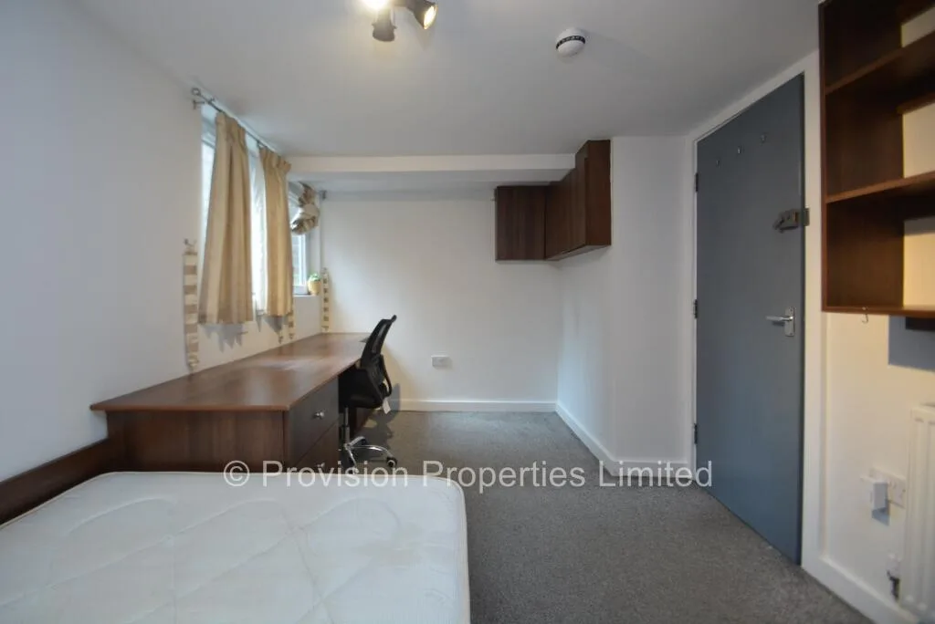 5 bedroom end of terrace house for rent