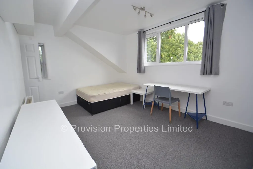 5 bedroom end of terrace house for rent