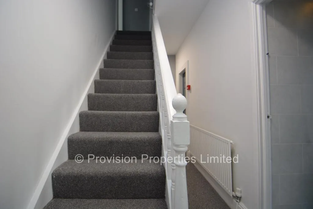 5 bedroom end of terrace house for rent