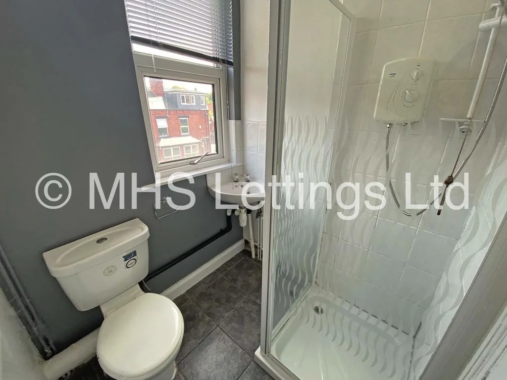 4 bedroom end of terrace house for rent