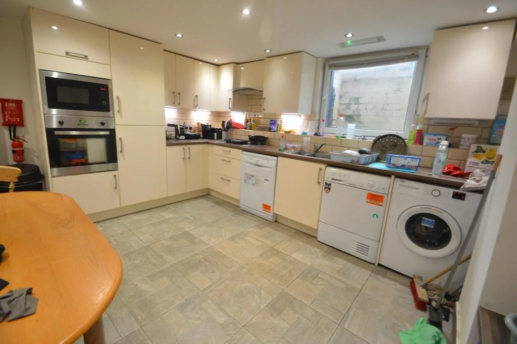 5 bedroom terraced house for rent