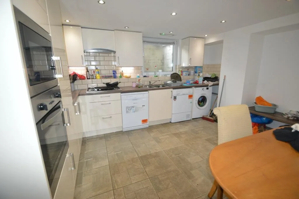 5 bedroom terraced house for rent