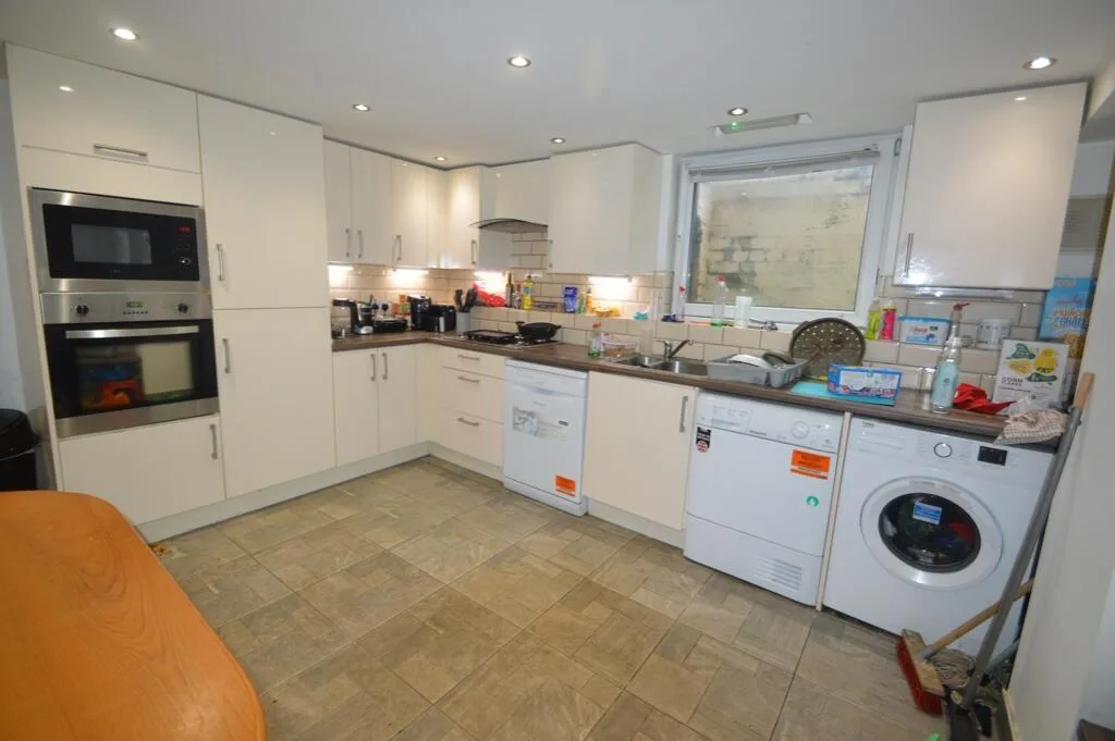 5 bedroom terraced house for rent