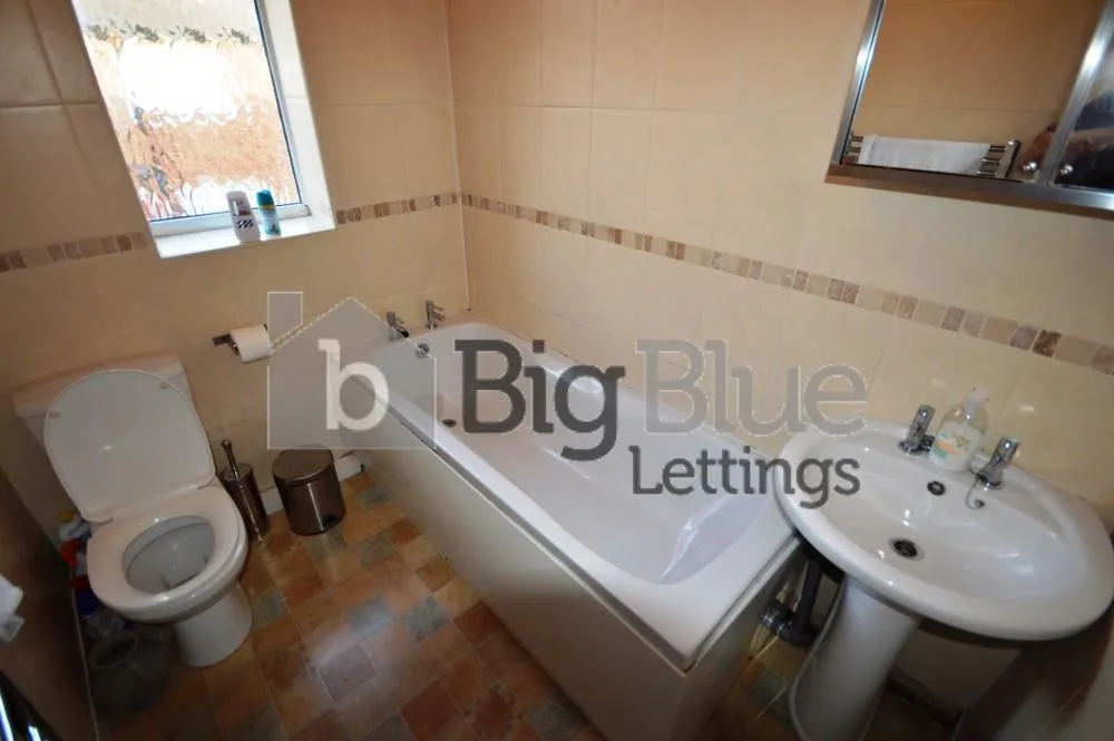5 bedroom terraced house for rent