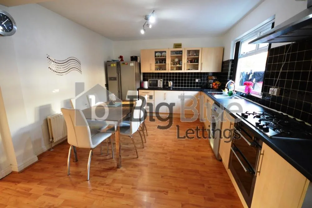 5 bedroom terraced house for rent