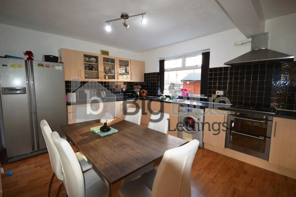 5 bedroom terraced house for rent
