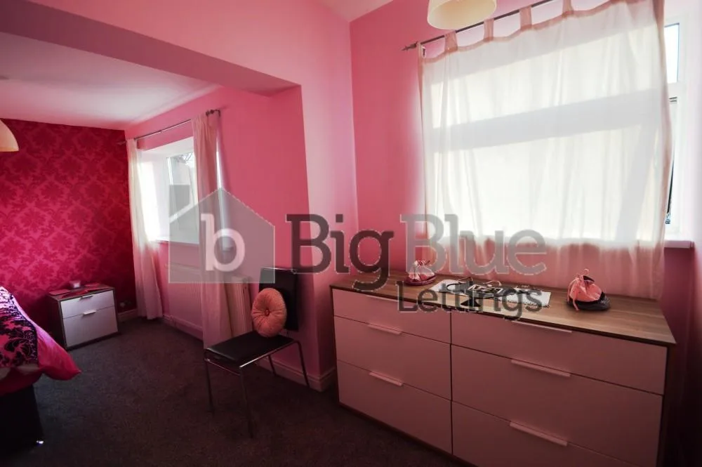 5 bedroom terraced house for rent