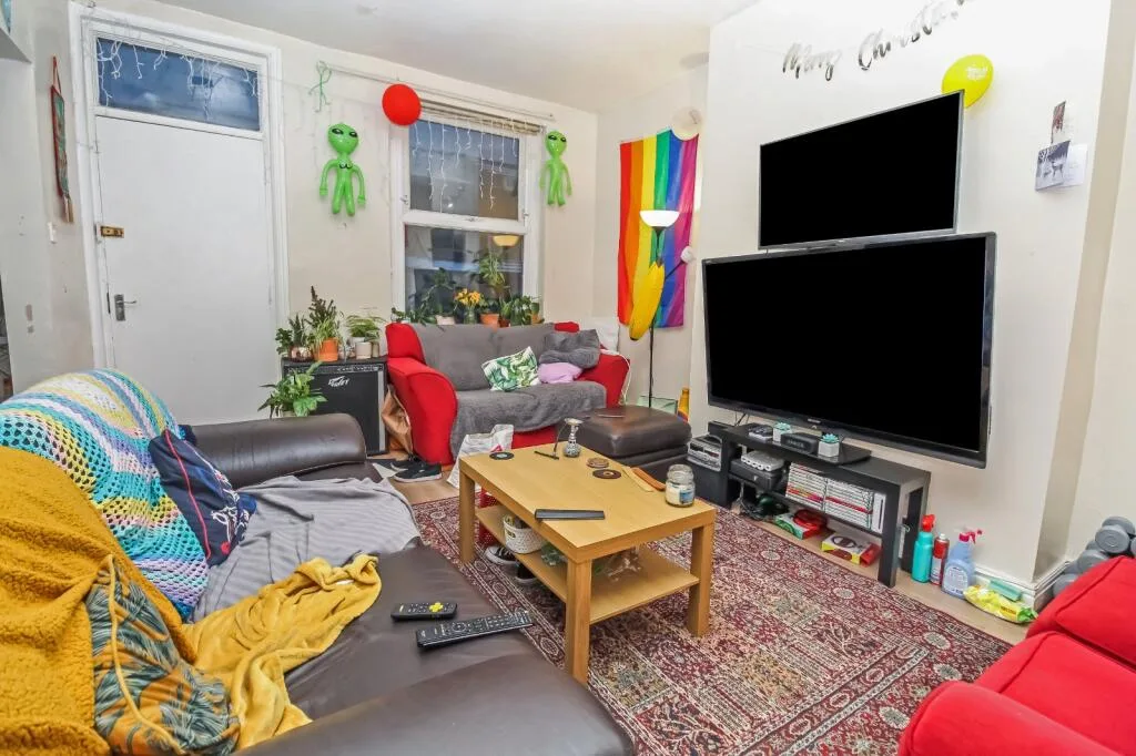 5 bedroom terraced house for rent