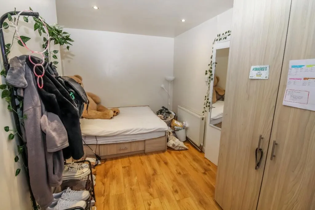 5 bedroom terraced house for rent