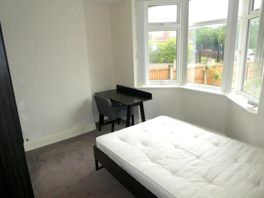 5 bedroom semi-detached house for rent