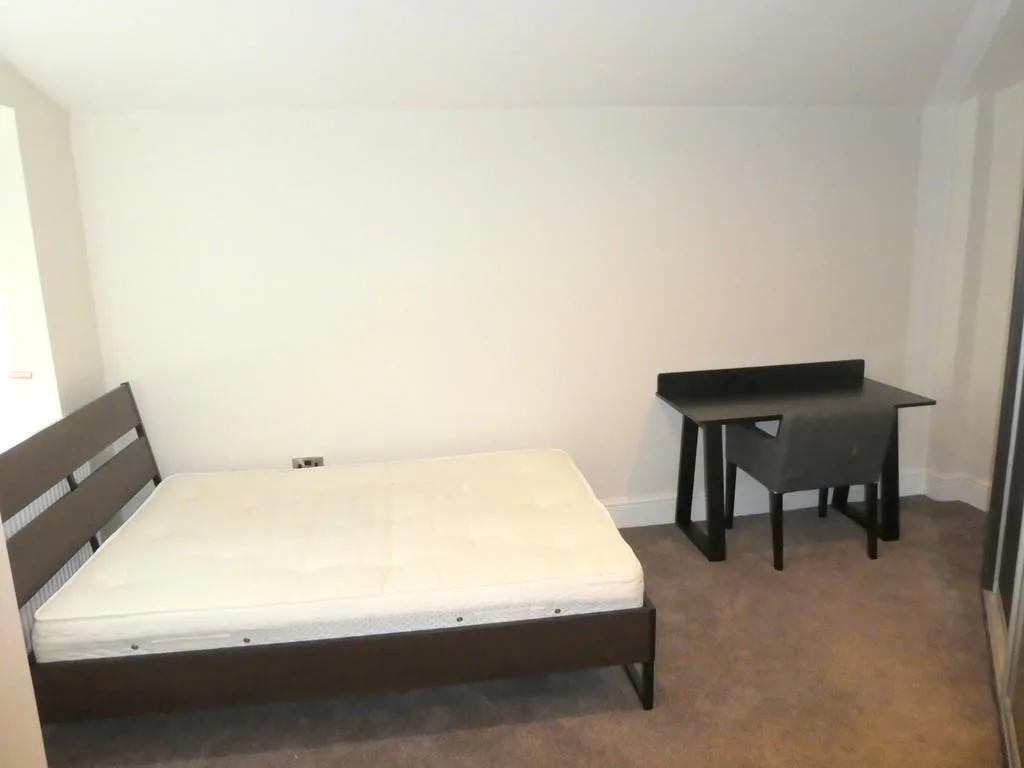 5 bedroom semi-detached house for rent