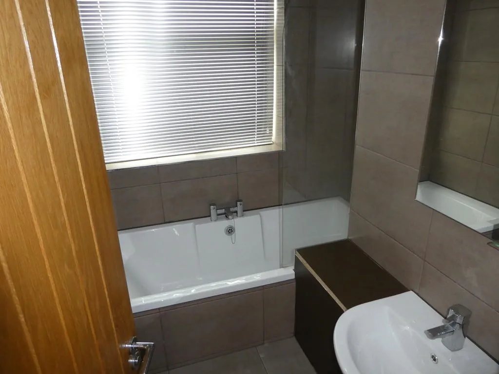 5 bedroom semi-detached house for rent