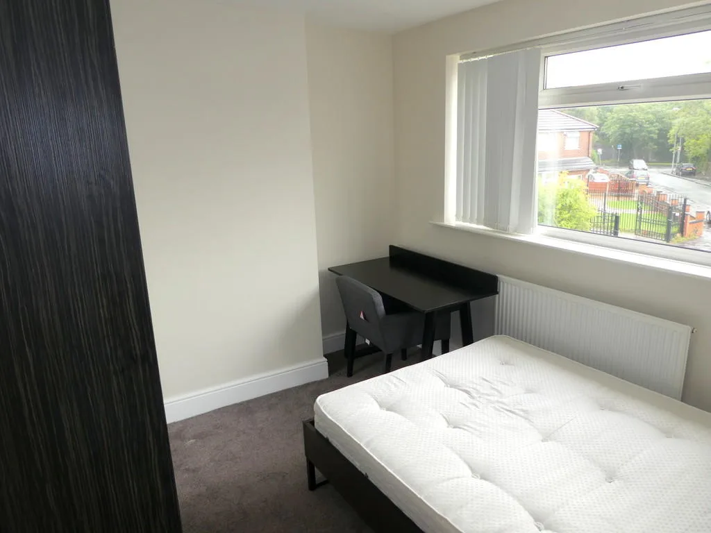 5 bedroom semi-detached house for rent