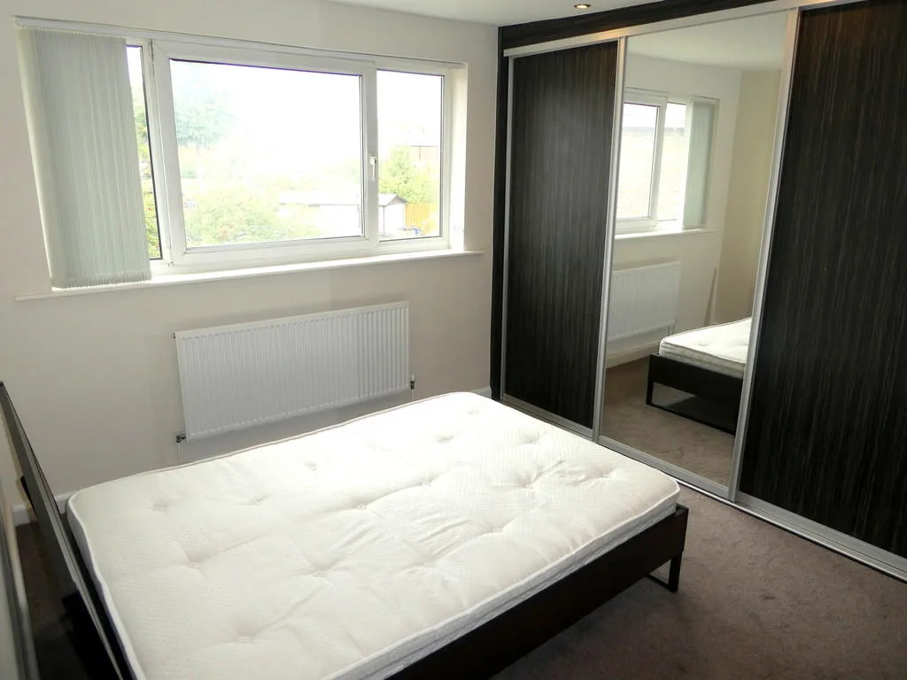 5 bedroom semi-detached house for rent