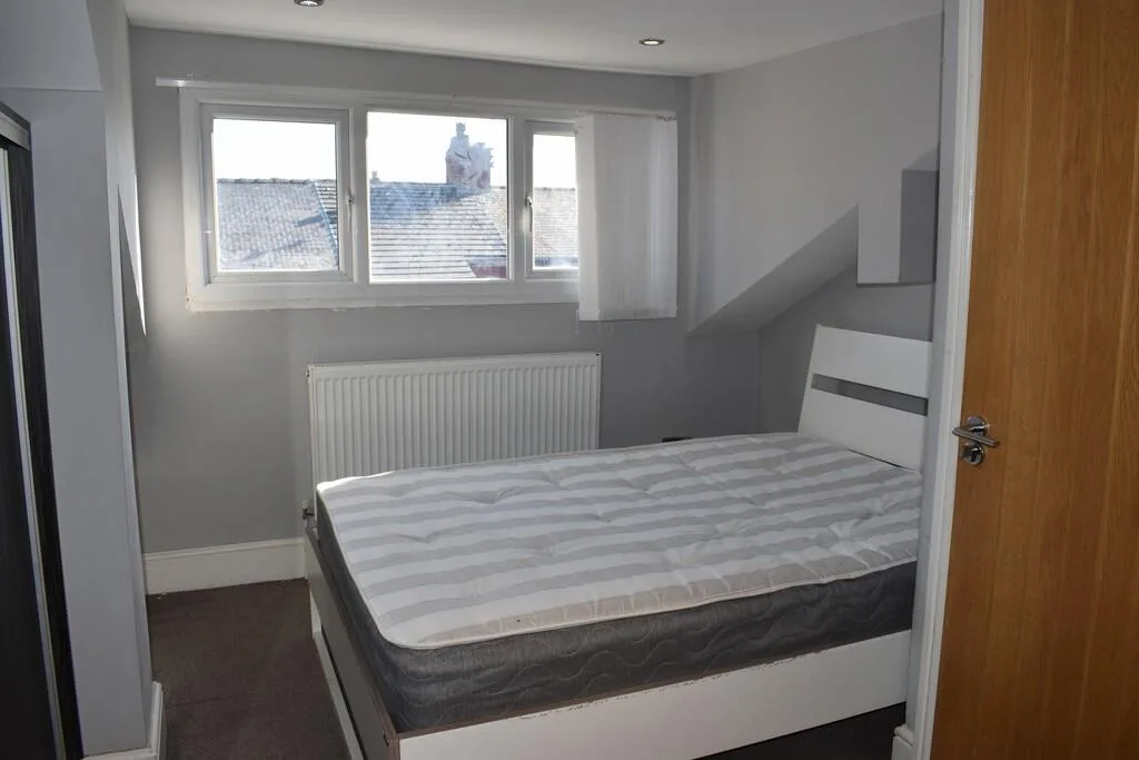 5 bedroom end of terrace house for rent