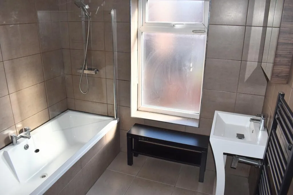 5 bedroom end of terrace house for rent