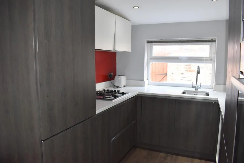5 bedroom end of terrace house for rent