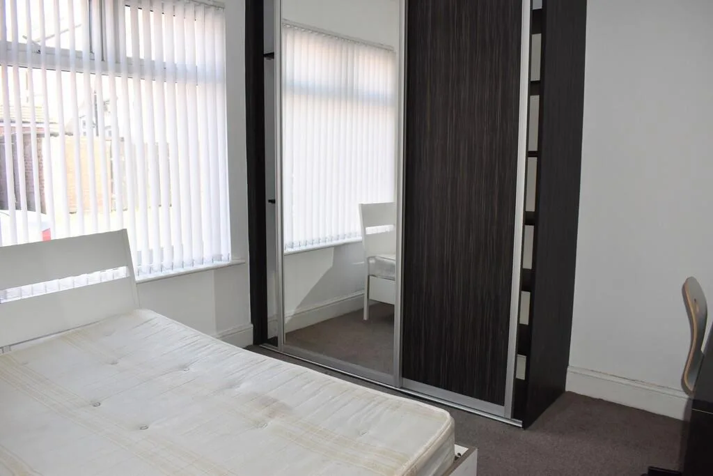 5 bedroom end of terrace house for rent