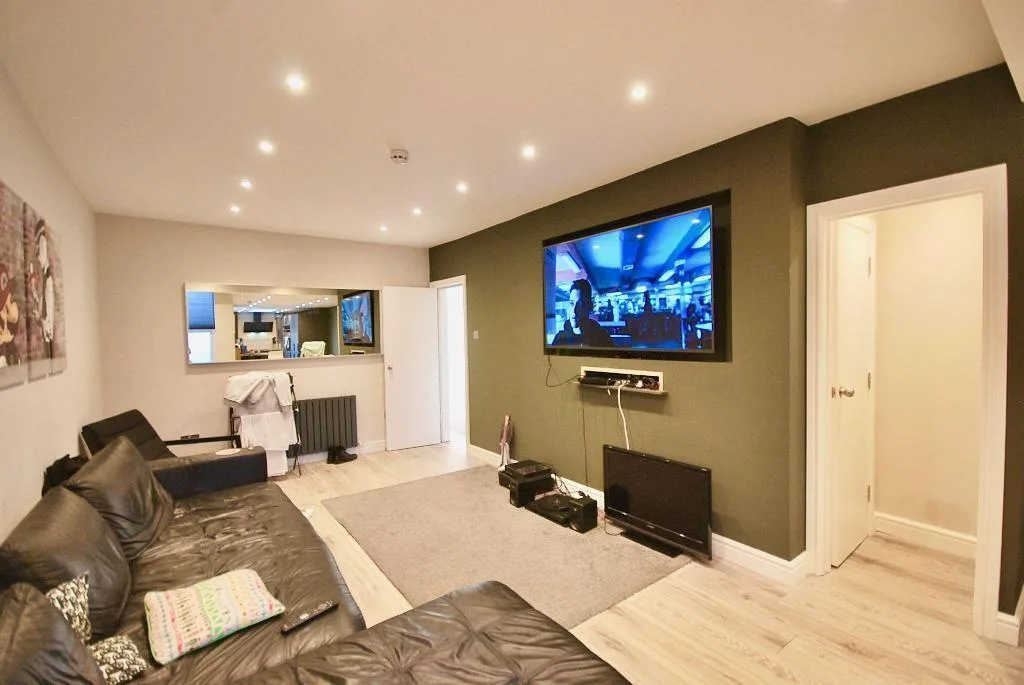 6 bedroom terraced house for rent
