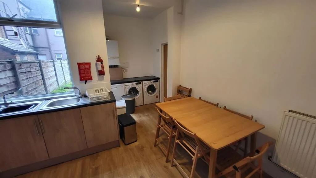 8 bedroom house for rent