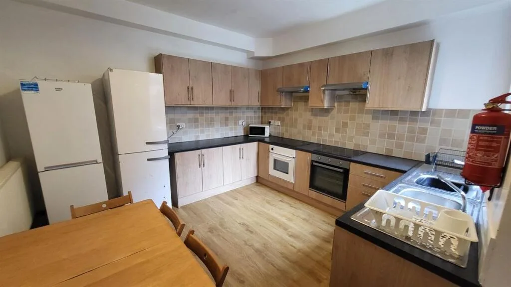 8 bedroom house for rent