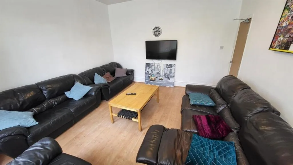 8 bedroom house for rent