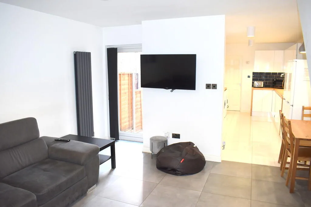 5 bedroom terraced house for rent