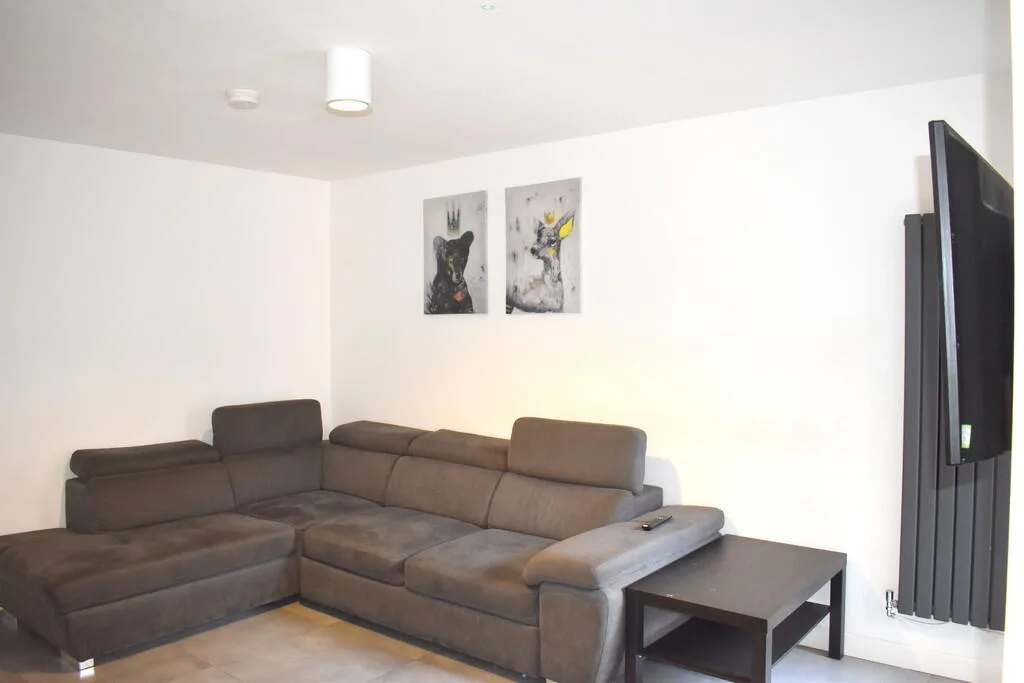 5 bedroom terraced house for rent