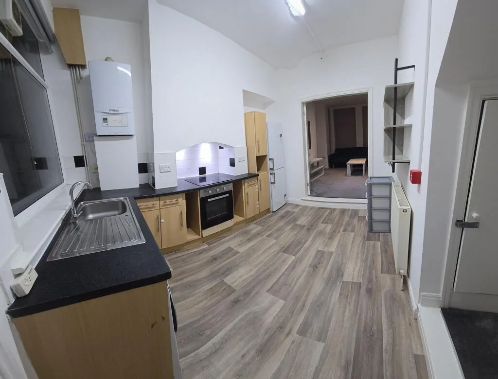 5 bedroom semi-detached house for rent