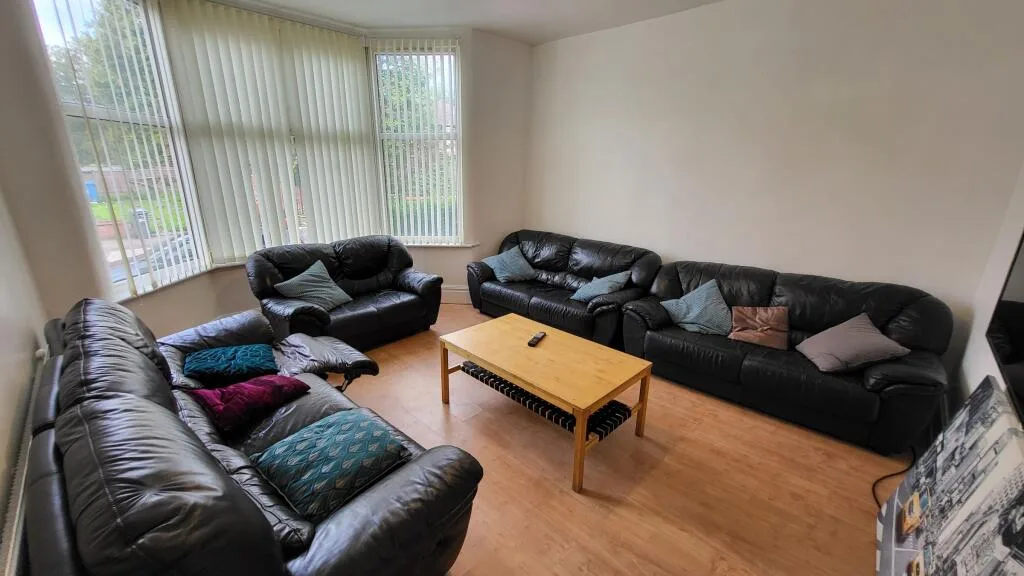 8 bedroom terraced house for rent