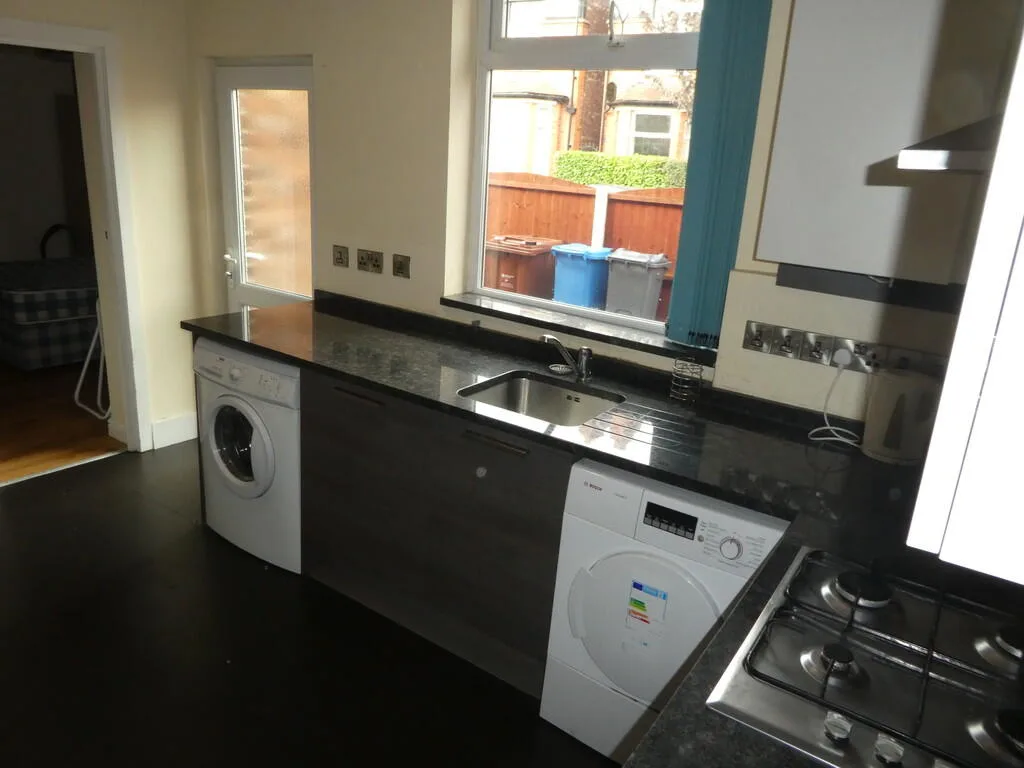 5 bedroom end of terrace house for rent