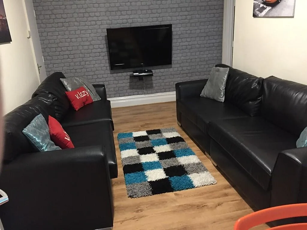 5 bedroom end of terrace house for rent