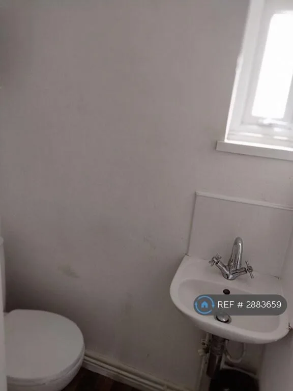 3 bedroom end of terrace house for rent