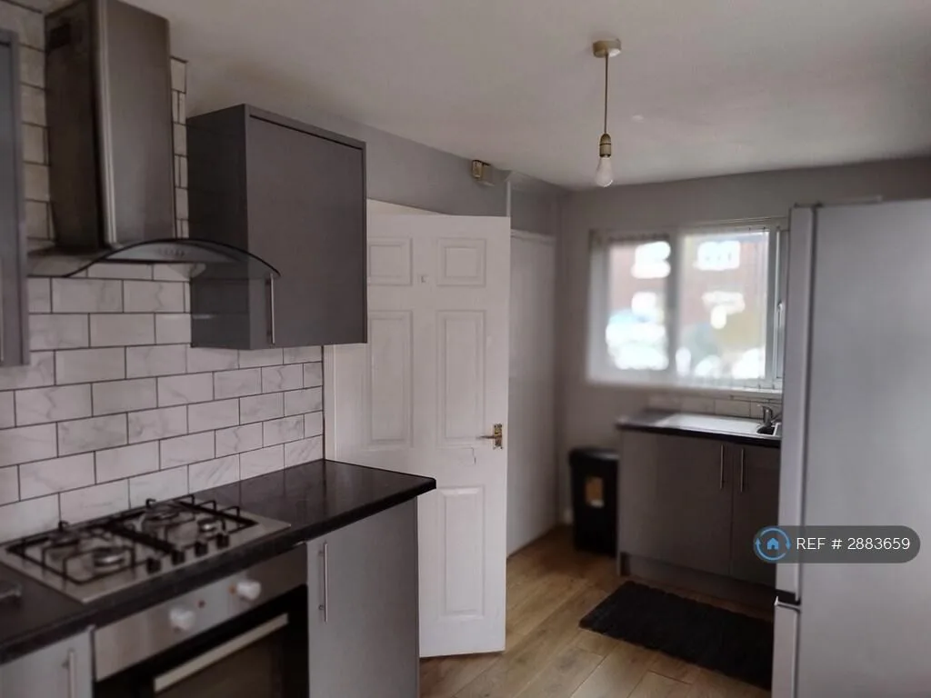 3 bedroom end of terrace house for rent