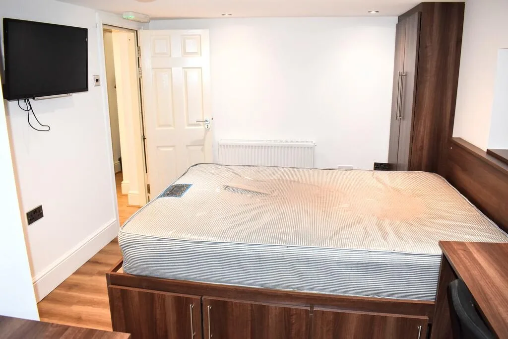 6 bedroom terraced house for rent